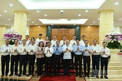 Thường trực Ban Bí thư Trần Cẩm Tú cùng các đồng chí Bộ Chính trị, Ban Bí thư và các đại biểu với Ban Thường vụ Tỉnh ủy Vĩnh Long.