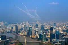 Tác phẩm: Vươn mình; Tác giả: Nguyễn Tiến Anh Tuấn (Hình ảnh biên đội 3 chiếc SU-30MK2 của không quân Việt Nam bay biểu diễn, thả đạn nhiễu rực sáng trên bầu trời Thành phố Hồ Chí Minh trong dịp Lễ kỷ niệm 50 năm Ngày Giải phóng miền nam, thống nhất đất nước, như thể hiện một sức sống mạnh mẽ của dân tộc, khẳng định chủ quyền với bầu trời tự do, sự vươn mình trong kỷ nguyên mới của thành phố mang tên Bác nói riêng và Việt Nam nói chung). 