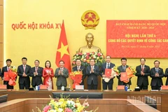 Bí thư Đảng ủy Quốc hội, Chủ tịch Quốc hội Trần Thanh Mẫn cùng các Phó Chủ tịch Quốc hội, Phó Bí thư Đảng ủy Quốc hội trao quyết định, tặng hoa chúc mừng các đồng chí: Lâm Văn Mẫn, Hoàng Duy Chinh, Phùng Khánh Tài, Đặng Ngọc Huy. 