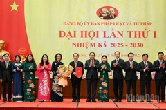 Bí thư Đảng ủy Quốc hội, Chủ tịch Quốc hội Trần Thanh Mẫn trao quyết định, tặng hoa chúc mừng Ban Chấp hành Đảng bộ Ủy ban Pháp và Tư pháp nhiệm kỳ 2025-2030.