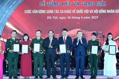 Chủ tịch Quốc hội Trần Thanh Mẫn và Phó Chủ tịch Quốc hội Trần Quang Phương trao biểu trưng và chứng nhận cho tác giả, nhóm tác giả đoạt giải B.