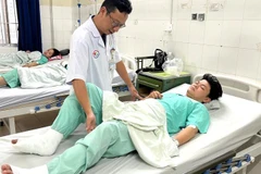 Bác sĩ thăm khám các nạn nhân đang được điều trị tại Bệnh viện đa khoa tỉnh Khánh Hòa.