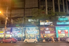 Trung tâm thương mại Panorama số 02 Nguyễn Thị Minh Khai với hàng chục cửa hàng bán hàng "fake" được bày bán công khai. 