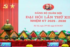 Tổng Bí thư Tô Lâm, Bí thư Quân ủy Trung ương và các đồng chí trong Đoàn Chủ tịch điều hành Đại hội.