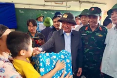 Tại điểm ngập sâu xã Diên Điền, Thường trực Ban Bí thư Trần Cẩm Tú ân cần thăm hỏi các hộ dân tại nơi tránh lũ tập trung và tặng quà cho người dân tránh lũ.