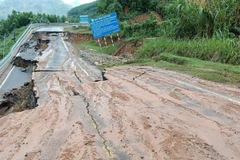 Đèo Khánh Lê xuất hiện điểm sạt lở, sụt lún mới với độ sâu khoảng 5m, gây chia cắt hoàn toàn đường đèo từ Km36+600 đến Km36+700.