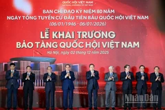 Chủ tịch Quốc hội Trần Thanh Mẫn cùng các đồng chí lãnh đạo, nguyên lãnh đạo Đảng, Nhà nước và các đại biểu thực hiện nghi thức khai trương Bảo tàng Quốc hội Việt Nam. (Ảnh: DUY LINH)