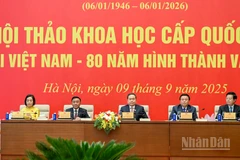 Chủ tịch Quốc hội Trần Thanh Mẫn, Thường trực Ban Bí thư Trần Cẩm Tú và các đồng chí lãnh đạo chủ trì hội thảo.