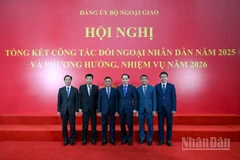 Thường trực Ban Bí thư Trần Cẩm Tú với các đồng chí lãnh đạo Bộ Ngoại giao tại hội nghị. (Ảnh: DUY LINH)