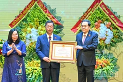 Chủ tịch Quốc hội Trần Thanh Mẫn trao tặng Huân chương Lao động hạng Nhất cho Nhà xuất bản Chính trị quốc gia Sự Thật. (Ảnh: DUY LINH) 