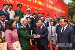 Đồng chí Trần Cẩm Tú, Ủy viên Bộ Chính trị, Thường trực Ban Bí thư và các đại biểu với các Bí thư Chi bộ xuất sắc toàn quốc. (Ảnh: DUY LINH)