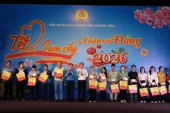 Những phần quà hỗ trợ người lao động khó khăn trong chương trình “Tết Sum vầy-Xuân ơn Đảng” và Chợ Tết Công đoàn năm 2026 tại Khánh Hòa.