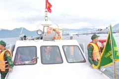 Bộ đội Biên phòng tỉnh Khánh Hòa hướng dẫn tàu thuyền di chuyển vào nơi tránh trú an toàn.