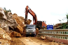 Tập trung phương tiện và nhân lực làm 3 ca liên tục để khẩn trương thông tuyến đèo Khánh Lê.