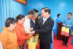 Phó Chủ tịch Quốc hội trao quà cho các hộ nghèo và cận nghèo xã Diên Điền, tỉnh Khánh Hòa.