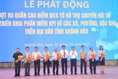 Lãnh đạo tỉnh tặng hoa các thành viên trong Tổ hỗ trợ chuyển đổi số và triển khai phần mềm KPI tại các xã, phường, đặc khu trên địa bàn tỉnh Khánh Hòa.
