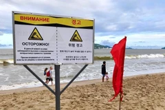 Chính quyền cắm biển cảnh báo bằng tiếng nước ngoài khuyến cáo người dân và du khách nâng cao cảnh giác, tránh xảy ra tai nạn đáng tiếc tại bãi biển Nha Trang.