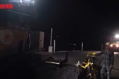 [Video] Xuyên đêm thi công trên cao tốc Cần Thơ – Cà Mau