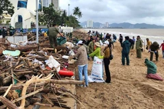 Nhiều lực lượng tham gia dọn rác trên bãi biển Nha Trang.
