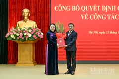 Thường trực Ban Bí thư Trần Cẩm Tú trao Quyết định của Bộ Chính trị, tặng hoa chúc mừng đồng chí Nguyễn Thị Thu Hà. (Ảnh: DUY LINH)