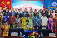 Ngài Nauka Jotham Napat, Thủ tướng Cộng hòa Vanuatu cùng đoàn công tác chụp ảnh lưu niệm tại Trường đại học Nha Trang.