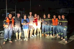 Ba người nước ngoài được giải cứu trong đêm 17/11 tại Nha Trang. (Ảnh: X.N)