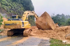 Lực lượng thi công đã huy động máy móc và nhân lực xử lý các điểm sạt lở, nhưng với khối lượng đá lớn, biện pháp nổ mìn được đánh giá là bắt buộc.