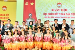 Tổng Bí thư Tô Lâm, Chủ tịch Quốc hội Trần Thanh Mẫn, Thường trực Ban Bí thư Trần Cẩm Tú và các đại biểu với nhân dân, thiếu nhi tại ngày hội. (Ảnh: DUY LINH)