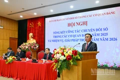 Thường trực Ban Bí thư Trần Cẩm Tú, Trưởng Ban Chỉ đạo Chuyển đổi số trong các cơ quan đảng phát biểu khai mạc, gợi mở các nội dung thảo luận tại hội nghị. (Ảnh: DUY LINH) 