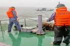 Cán bộ, chiến sĩ Bộ đội biên phòng thực hiện lai dắt thành công phương tiện (bè) của ngư dân Thanh Hóa chết máy, trôi dạt trên biển chiều 19/7/2025.