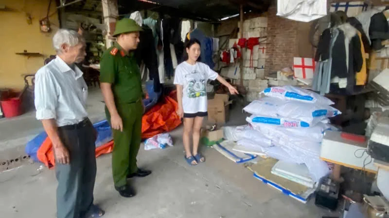 Đối tượng Phạm Thu Thảo cùng tang vật.