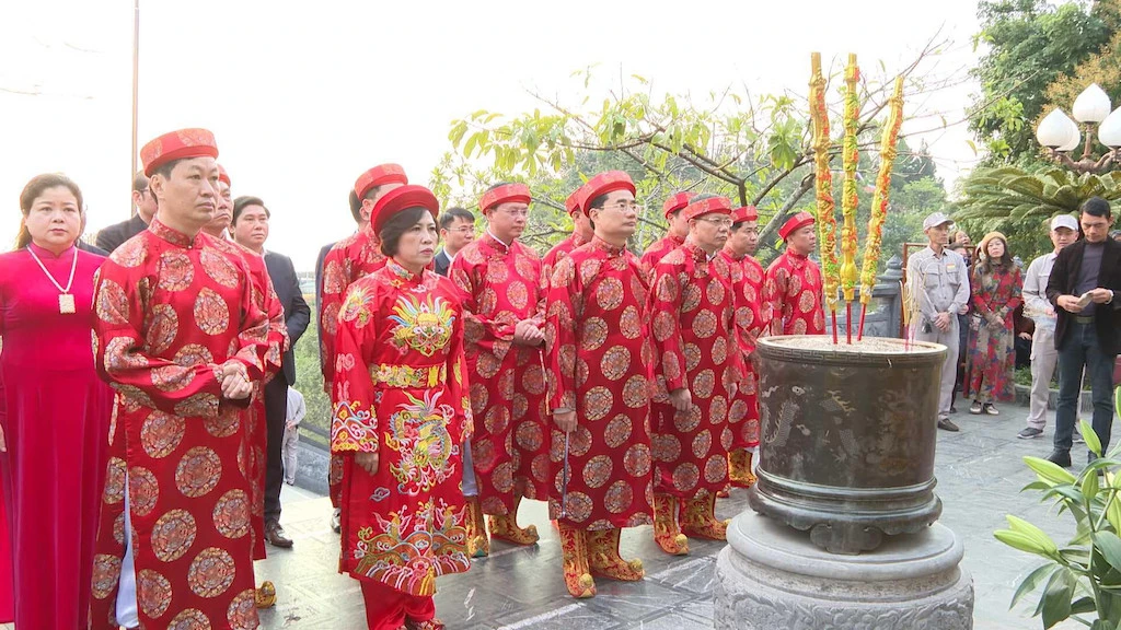 Lễ dâng hương Đức Ông Hưng Nhượng Đại Vương Trần Quốc Tảng tại Đền Cửa Ông.