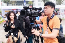 Nhà báo Trần Viết Dư (báo Nam Định) trong quá trình tác nghiệp đa phương tiện, đa nền tảng.