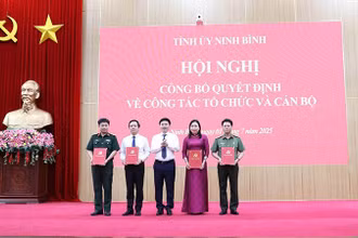 Đồng chí Bí thư Tỉnh ủy Ninh Bình trao Quyết định thành lập 4 Đảng bộ.