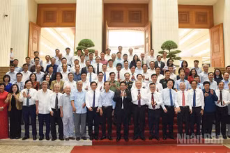 Thủ tướng Chính phủ Phạm Minh Chính và lãnh đạo, nguyên lãnh đạo các cơ quan thông tấn báo chí, các nhà báo lão thành tham dự buổi gặp mặt. (Ảnh: Trần Hải)