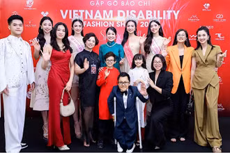 Các đại biểu, diễn giả và người mẫu tham gia chương trình.