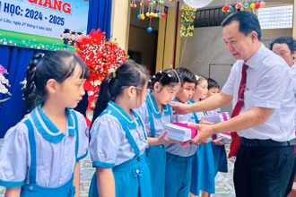 Thầy Trần Văn Sơn, Hiệu trưởng Trường Tiểu học Kim Đồng (thành phố Bạc Liêu) trao phần thưởng các em học sinh xuất sắc, năm học 2024-2025. (Ảnh: TRỌNG DUY)