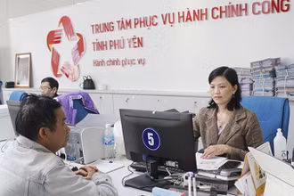 Người dân giao dịch tại Trung tâm Phục vụ hành chính công tỉnh Phú Yên. (Ảnh LỆ VĂN)