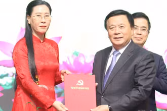 Đồng chí Nguyễn Xuân Thắng, Ủy viên Bộ Chính trị, Giám đốc Học viện Chính trị Quốc gia Hồ Chí Minh, Chủ tịch Hội đồng Lý luận Trung ương trao Quyết định của Bộ Chính trị về việc thành lập Đảng bộ tỉnh Quảng Ngãi cho Bí thư Tỉnh ủy Quảng Ngãi Bùi Thị Quỳnh Vân. 