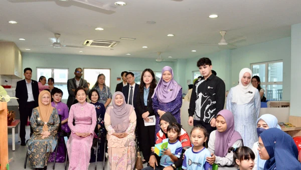 Bà Nguyễn Thị Thanh Nga, Phu nhân Chủ tịch Quốc hội và Phu nhân Chủ tịch Hạ viện Malaysia đến thăm Trung tâm can thiệp và giáo dục ban đầu hỗ trợ trẻ em tự kỷ.