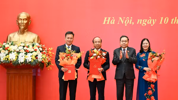 Bí thư Đảng ủy Quốc hội, Chủ tịch Quốc hội Trần Thanh Mẫn trao Quyết định của Đảng ủy Quốc hội về việc chỉ định Bí thư Đảng ủy Kiểm toán Nhà nước; Bí thư Đảng ủy Ủy ban Dân nguyện và Giám sát; Bí thư Đảng ủy Ủy ban Pháp luật và Tư pháp nhiệm kỳ 2025-2030. (Ảnh: DUY LINH)