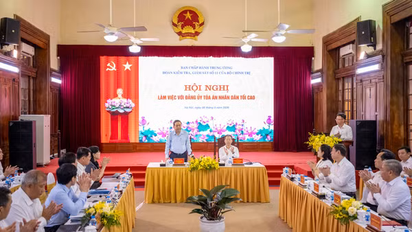  Chủ tịch Quốc hội Trần Thanh Mẫn, Trưởng đoàn kiểm tra, giám sát số 11 của Bộ Chính trị chủ trì làm việc với Đảng ủy Tòa án nhân dân tối cao. (Ảnh: DUY LINH)