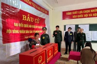 Đại tá Trịnh Đức Thiêm, Chỉ huy trưởng Bộ Chỉ huy Quân sự tỉnh Điện Biên trực tiếp bầu cử và động viên cử tri xã Nà Hỳ tại điểm bầu cử ở trung tâm xã. Ảnh: ĐỨC HẠNH