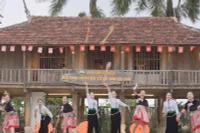 Nhân dân các dân tộc tỉnh Điện Biên say sưa luyện tập chờ đón Lễ hội Ném còn giữa ba nước Việt Nam-Lào-Trung Quốc lần đầu được tổ chức tại Điện Biên. 