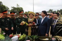 Các đồng chí lãnh đạo tỉnh Điện Biên, lãnh đạo Quân khu 2, Bộ Chỉ huy Quân sự tỉnh Điện Biên tham quan các gian hàng giới thiệu sản phẩm nông nghiệp của xã Na Son và các xã lân cận. (Ảnh: TRẦN DŨNG)