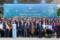 Phó Chủ tịch Quốc hội Đỗ Văn Chiến cùng các đại biểu và sinh viên Học viện Tài chính tại lễ kỷ niệm.