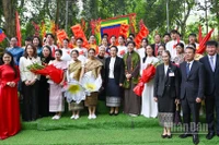 Bà Ngô Phương Ly và bà Naly Sisoulith cùng các đại biểu với sinh viên hai nước Việt-Lào tại Đền thờ Công chúa Nhồi Hoa.