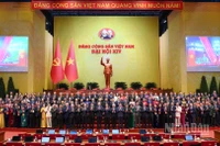 Các đồng chí lãnh đạo Đảng, Nhà nước với các đại biểu tại phiên thảo luận tại hội trường về các Văn kiện Đại hội. (Ảnh: ĐĂNG KHOA)