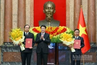 Chủ tịch nước Lương Cường trao Quyết định bổ nhiệm, tặng hoa chúc mừng các đồng chí Lê Tiến và Nguyễn Biên Thùy.