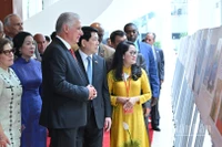 Chủ tịch nước Lương Cường và Phu nhân cùng Bí thư Thứ nhất, Chủ tịch nước Cộng hòa Cuba Miguel Diaz Canel Bermudez và Phu nhân tham quan triển lãm ảnh tại lễ kỷ niệm.